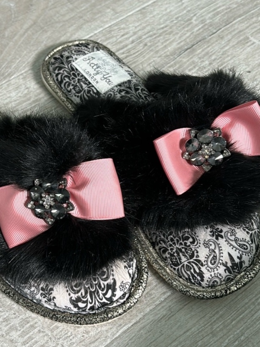 Pretty You London Black Faux Fur Slide with Pink Bow